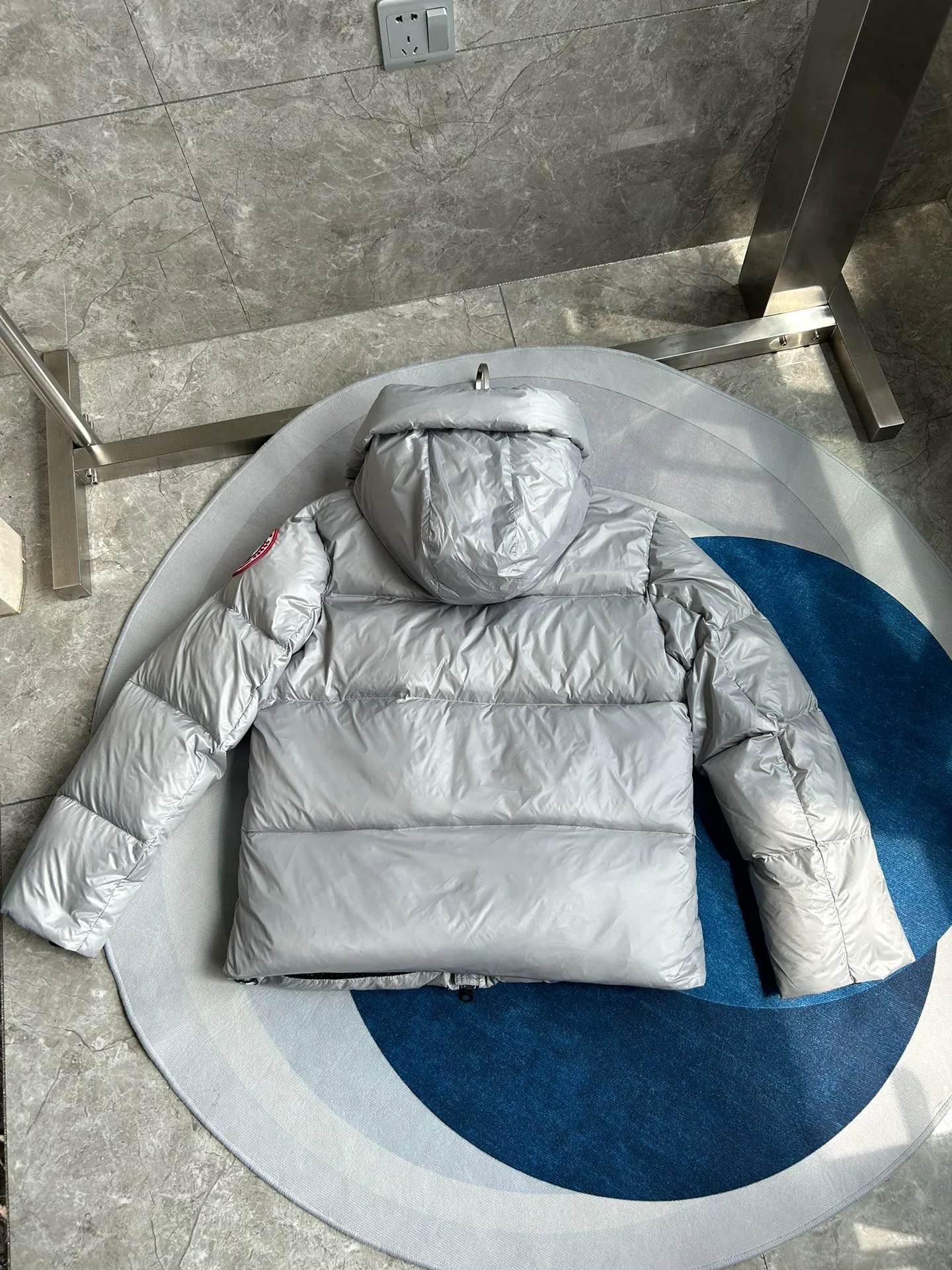 P820 ​​Gray Red Label Style No.: Y111 𝘾𝘼𝙉𝘼𝘿𝘼 𝙂𝙊𝙊𝙎𝙀/Canada Goose 2023 Limited New Crofton Puff Down Jacket Pure Guangzhou Inspection 80 White Duck Down Filling‼  Top version, ceiling level‼ Crofton soft bread, the latest style in 2023, has a cold protection effect of up to level 4. It is made of recycled Feather-Light tear-resistant fabric. It is ultra-light and has no weight on the upper body at all! The unique black label highlights your temperament‼  Canada Goose, a Canadian brand, has always been recognized as the warmest down jacket. Various Instagram celebrities, Internet celebrities, and celebrities often wear it for street photos. I do Canada Goose every year, but I still can’t get rid of my love for geese. No matter how cold the winter is, there is no need to be afraid, because there are geese! Filled with 80% white duck down, Canada Goose is the legendary warmest down jacket and is known as a must-have for Arctic outdoor sports! The most popular down jacket in the world, celebrities are rushing to buy it, it is a must-have! Same style for men and women Size: S~XXL